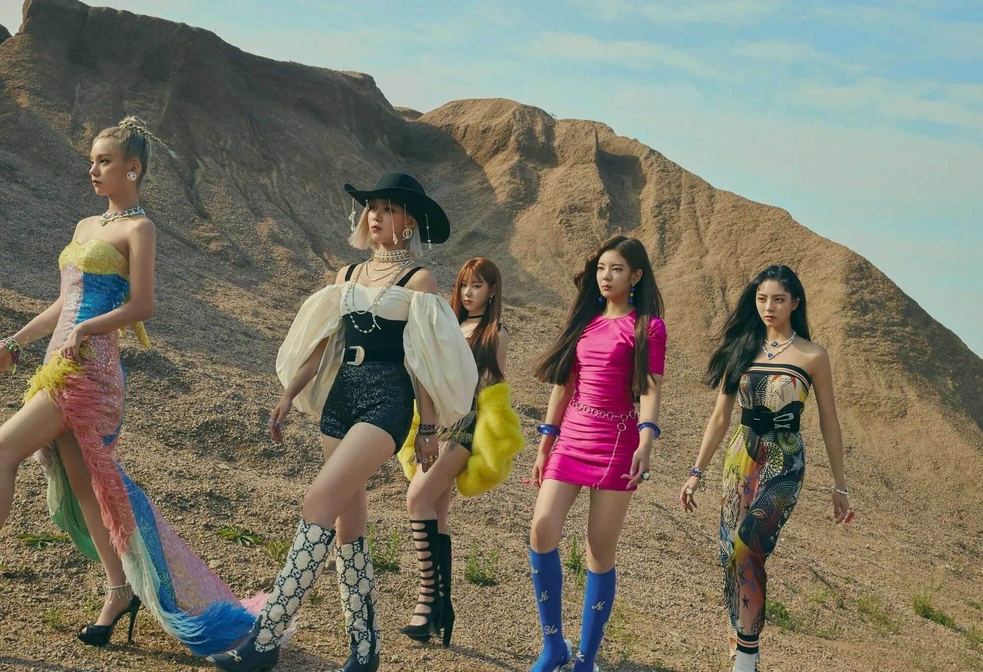 Itzy who. Кпоп группа itzy. рюджин итзи. йеджи itzy loco. itzy эры.