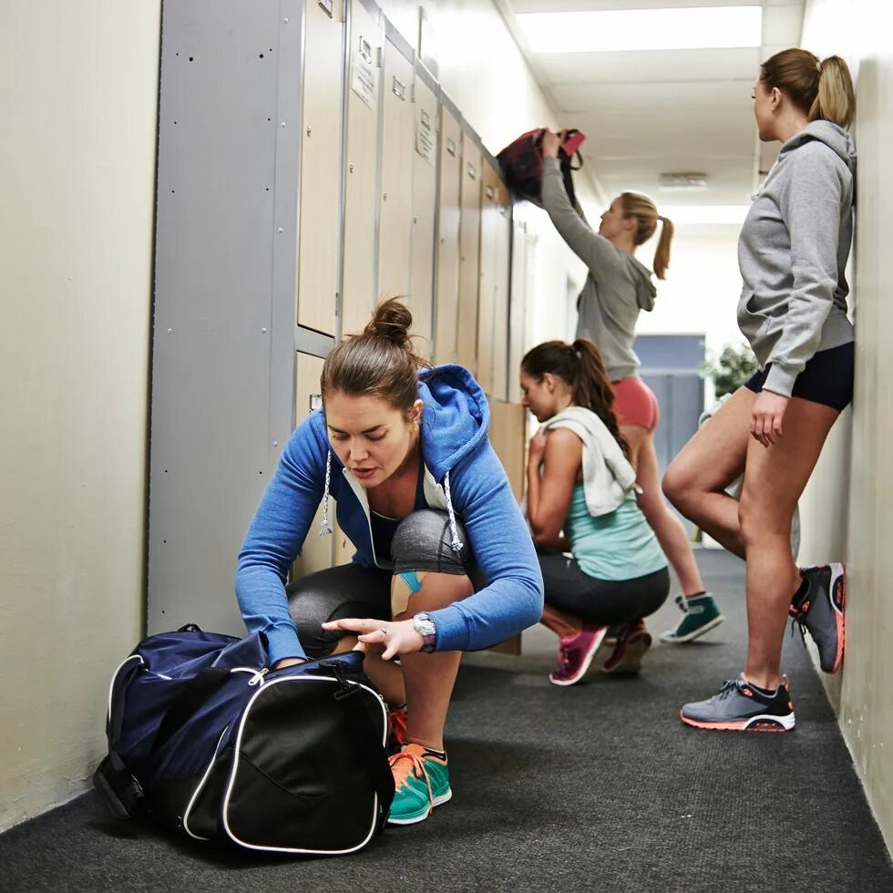 Заглядывает в раздевалке. Шкафчики для раздевалок. В школе в раздевалке у девочек. Школьная раздевалка женская. Модели в примерочной.