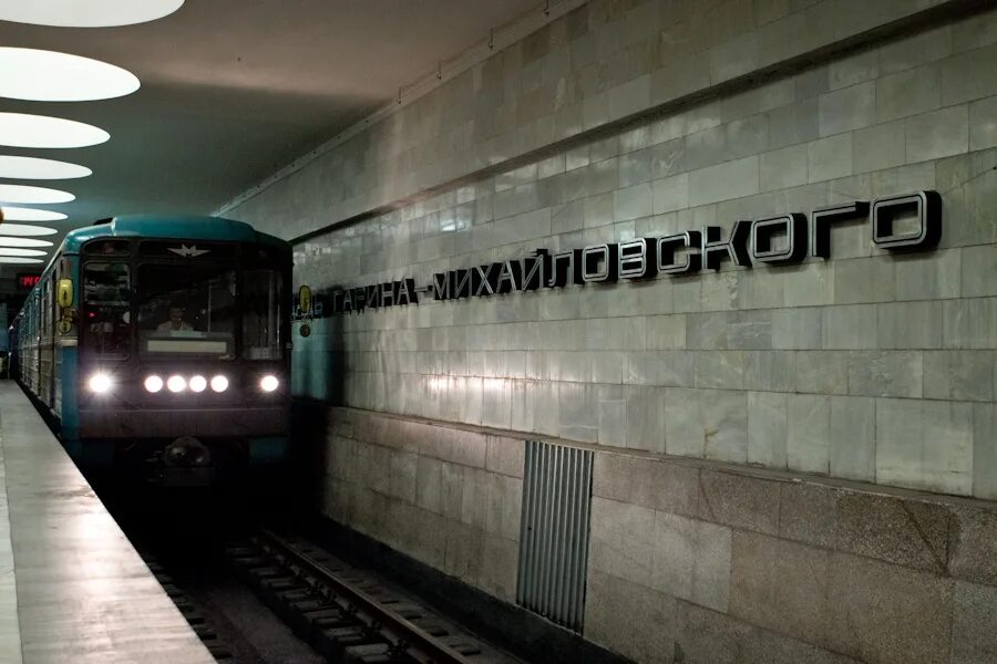 Станция площадь гарина михайловского новосибирск. Станция площадь гарина михайловского новосибирск. Станция гарин. Площадь гарина-михайловского в новосибирске метро. Новосибирский метрополитен станция площадь гарина-михайловского.