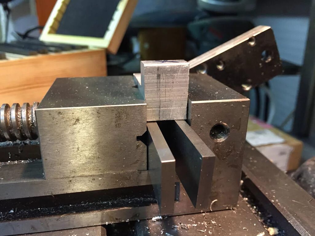 Закрепление заготовки в тисках на станке. Резьба в тисках. Закрепление в тисках. Рубка правка гибка металла слесарное дело. Крепление лекальных тисков к столу.