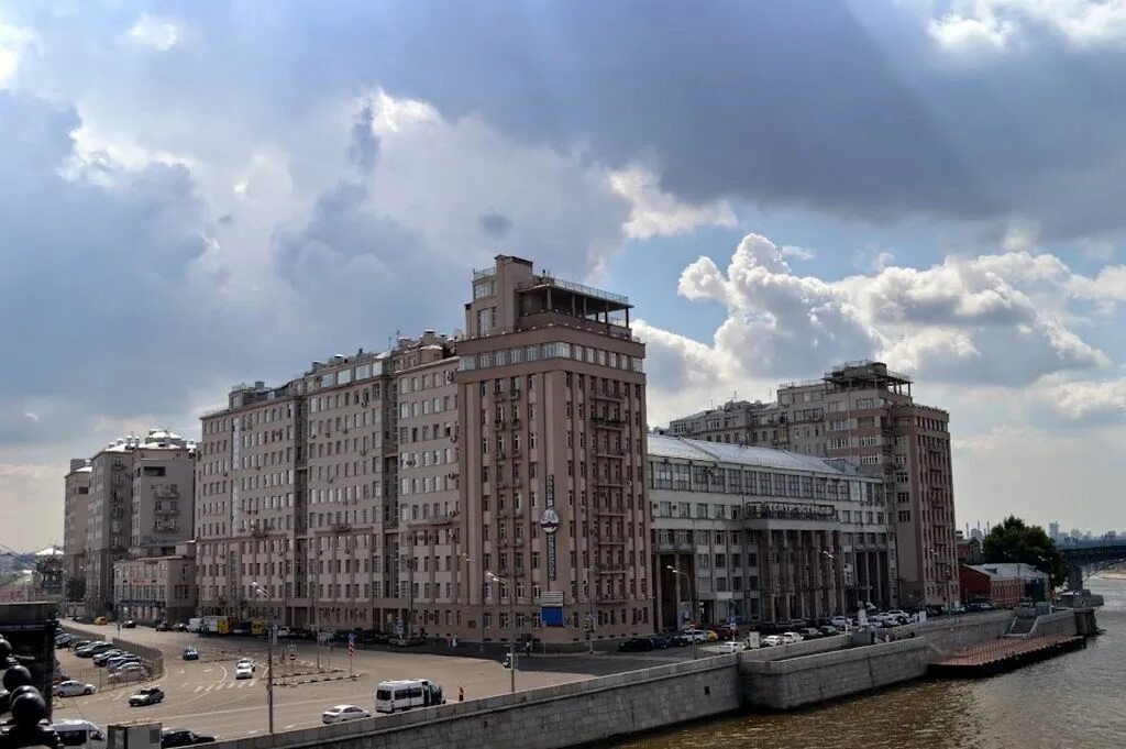 Дом на набережной, Москва, улица Серафимовича, 2. Дом правительства дом на набережной в Москве. Жилой комплекс на Берсеневской набережной. В Генеральском доме на улице Серафимовича, 2.. Дом рф набережные