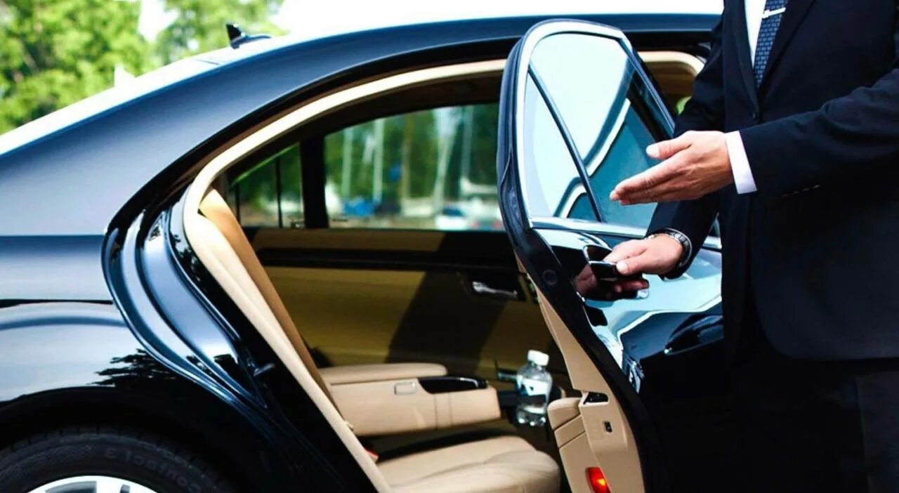 Автомобили прокат с водителем недорого. Автомобили прокат с водителем недорого. Человек на фоне автомобиля. Водитель и автомобиль. Бизнесмен возле машины.