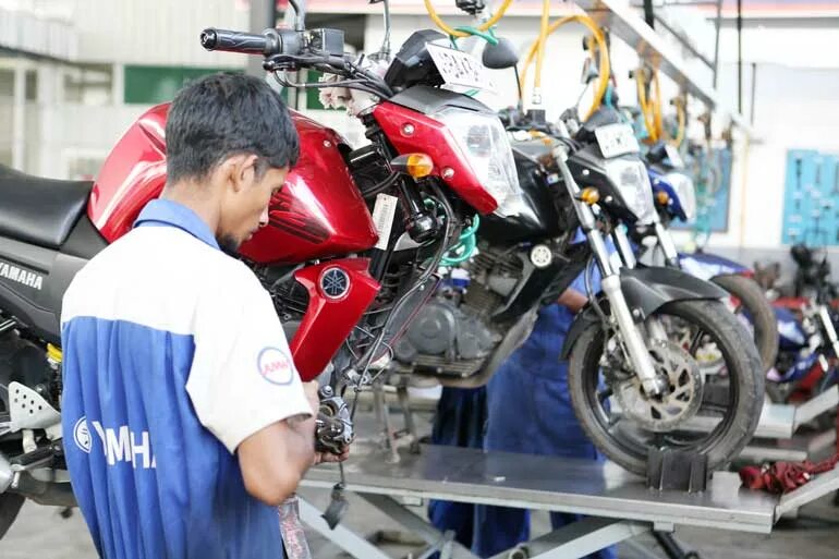 Bike mechanic. Honda Motorcycle service. Мастерская Yamaha. Индустрии байк. Худашов байк сервис.