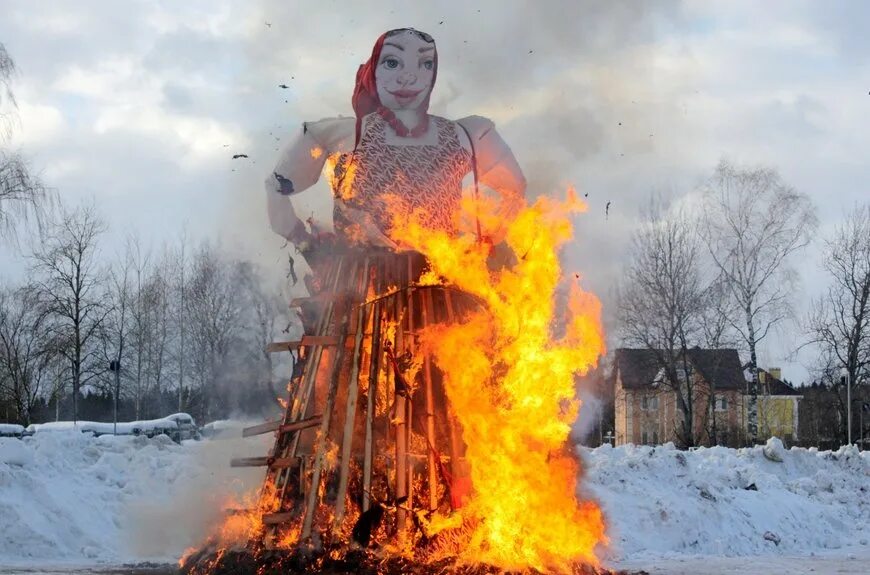 Традиция сжигать чучело на масленицу. Сжигание Масленицы. Чучело на Масленицу. Сожжение Масленицы. Горящее чучело на Масленицу.