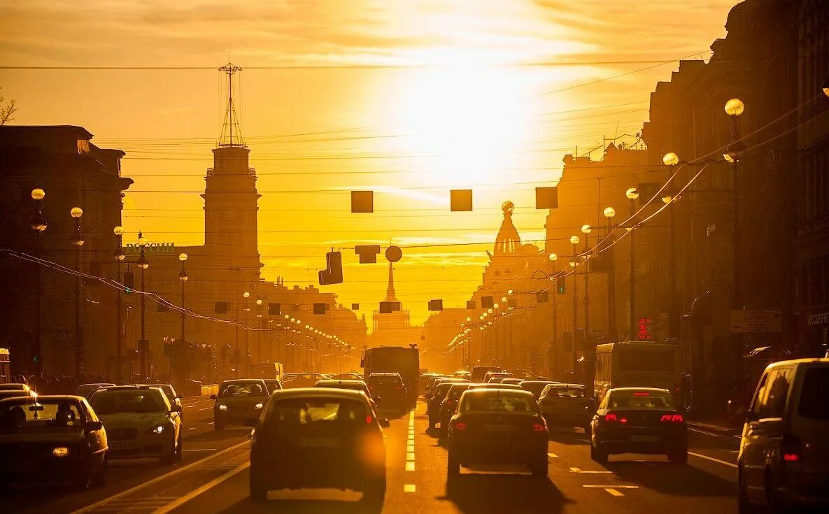 Теплый и солнечный город. Рассвет в городе. Город солнца. Улицы Москвы рассвет. Утро в городе.