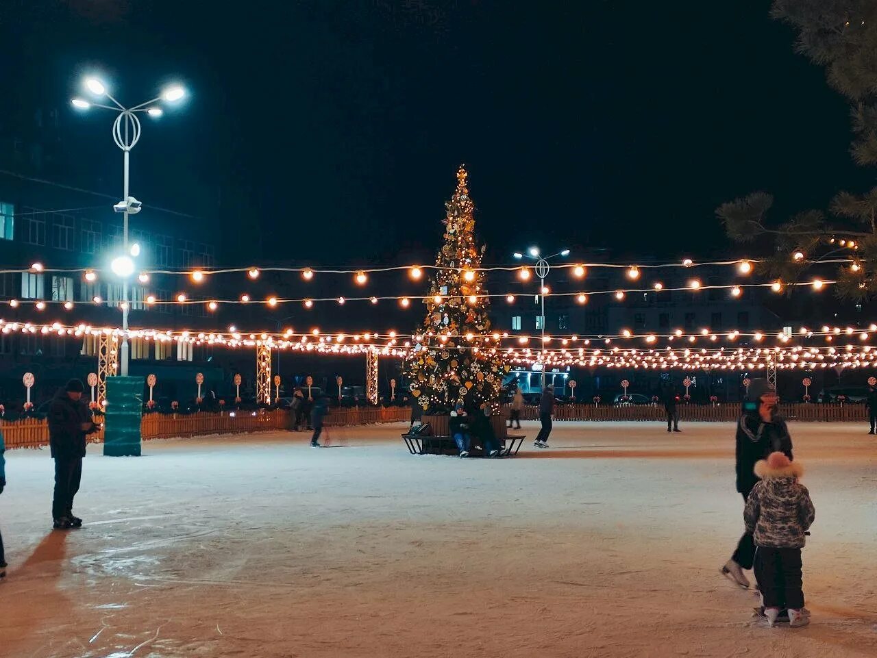 Веер молл каток. Каток Барнаул. Галактика каток Барнаул. ТРЦ Галактика Барнаул каток. Каток новый год.