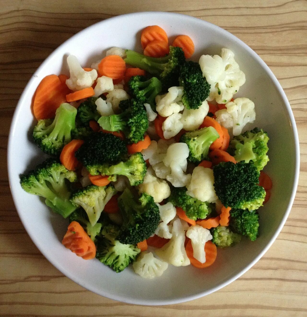 Овощной салат с брокколи. Смесь овощей с брокколи и цветной капустой. Брокколи цветная капуста морковь. Овощи на пару. Гарнир из овощей.