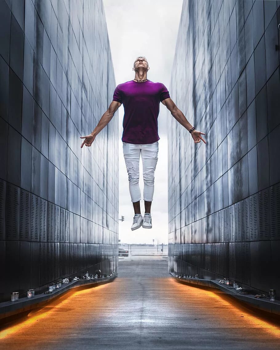 Мужчина с глобусом. Свободолюбивый человек в отношениях. Портрет на фоне неба. Включи человек лет. Человек с идеями в голове.