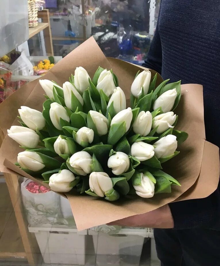 Сколько стоят тюльпаны штука. Букет &quot;25 тюльпанов&quot;. букет из 25 тюльпанов. белые тюльпаны букет. букет из белых тюльпанов.