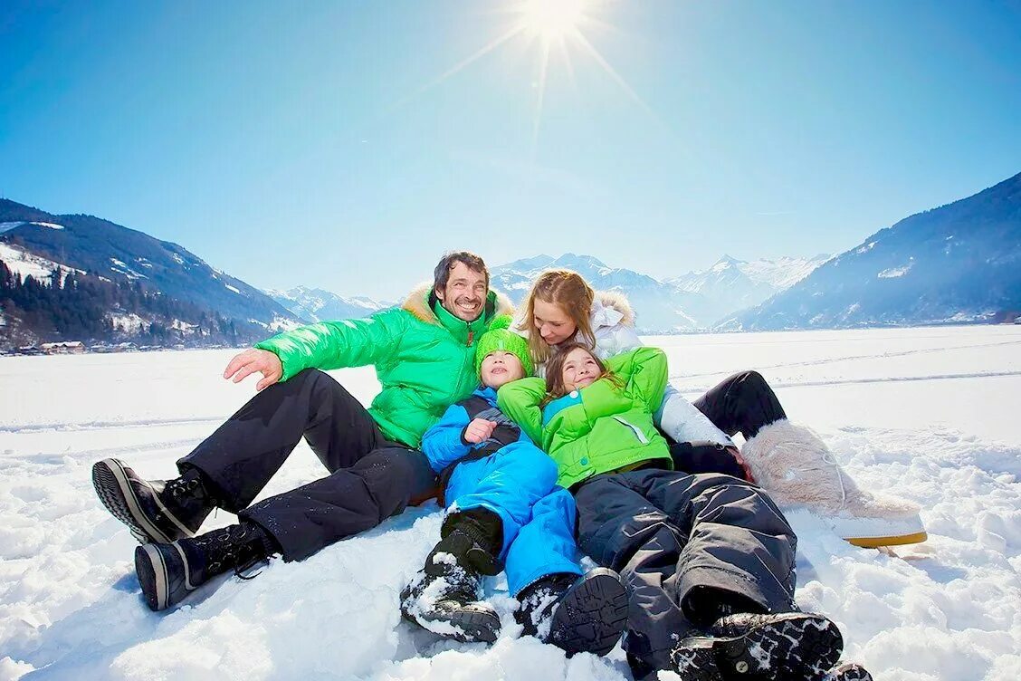 Куда поехать на каникулы россия. Люди отдыхают в горах. Семья в горах. Семья путешественников. Туристы в горах зимой.