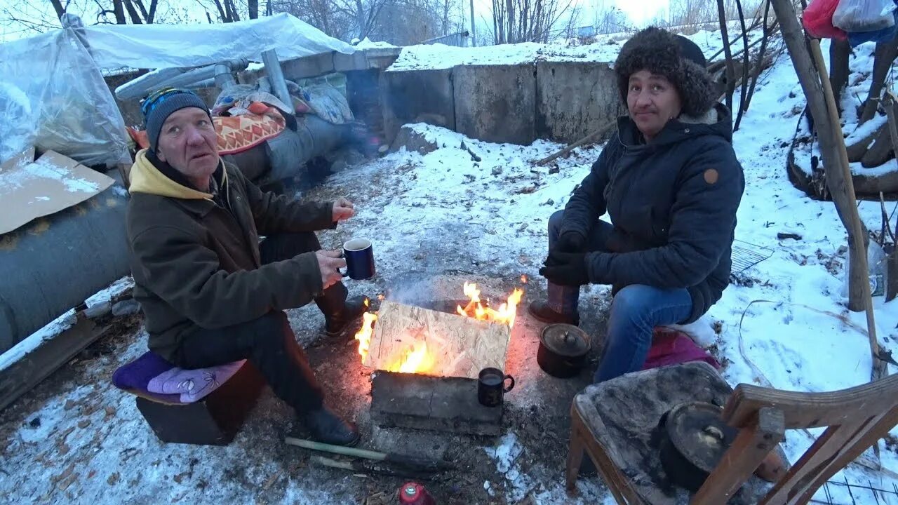 Домик бомжей на теплотрассе. Бомжи на теплотрассе. Бомжи на теплотрассе. Домик бомжей на теплотрассе. Алкоголики на теплотрассе.