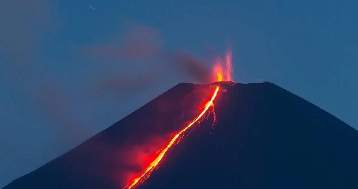 Вулканическая лава. Извержение вулкана вильяррика в чили. Извержение вулкана филиппины. К чему снится вулкан. Извержение вулкана ключевская сопка.