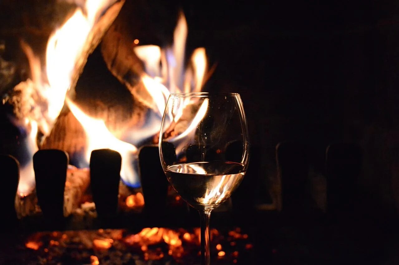 Топить в вине. Камин и вино. Камин вино романтика. Камин вино вечер. Бокал вина камин.