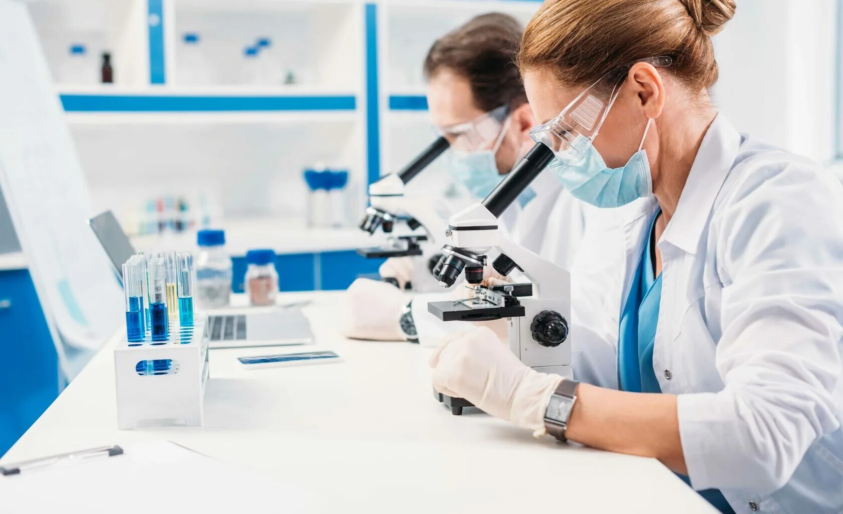 Джун алмейда микробиолог. Стол лаборанта гистолога. Ученые в лаборатории. Лаборатория цзл выкса. Лаборант эксперт.