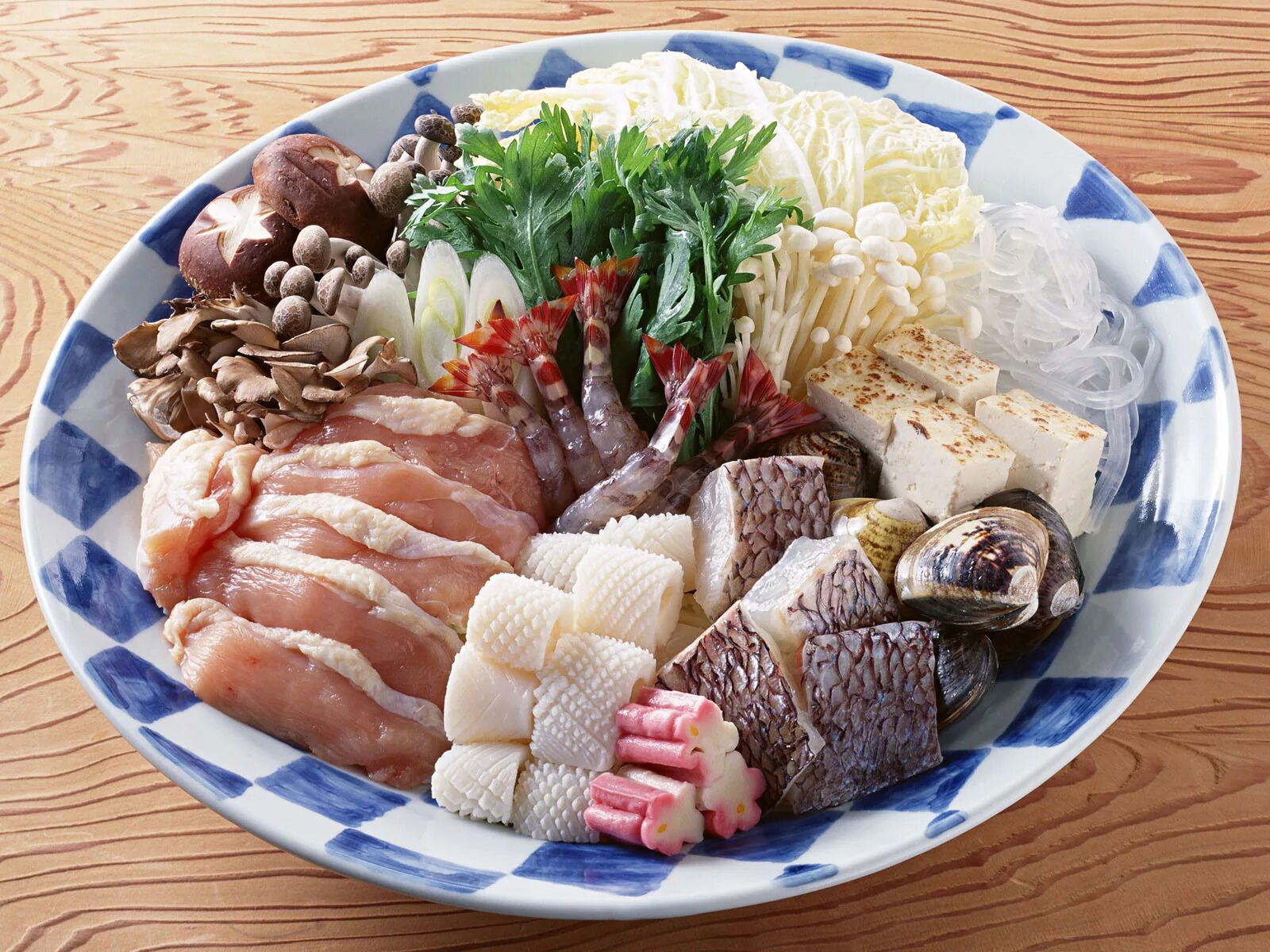Морепродукты грибы. Мясо и морепродукты. Рыбная тарелка с морепродуктами. Деликатесы из рыбы. Ассорти из морепродуктов.