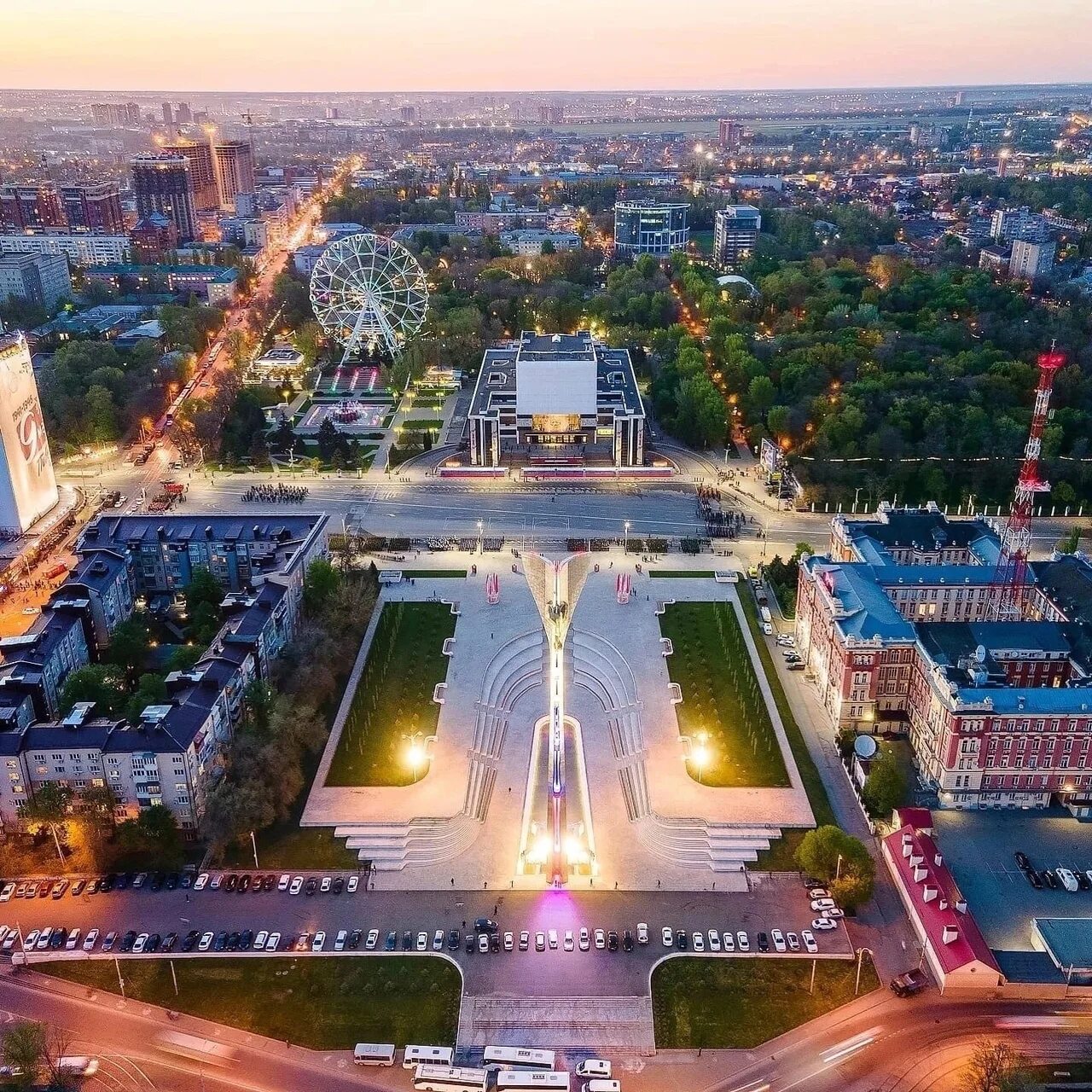 Театральная площадь ростов на дону. Ночной ростов на дону с высоты птичьего полета. Парк революции ростов на дону. Площадь в ростове на дону театральная площадь. Ростов на дону сквер.