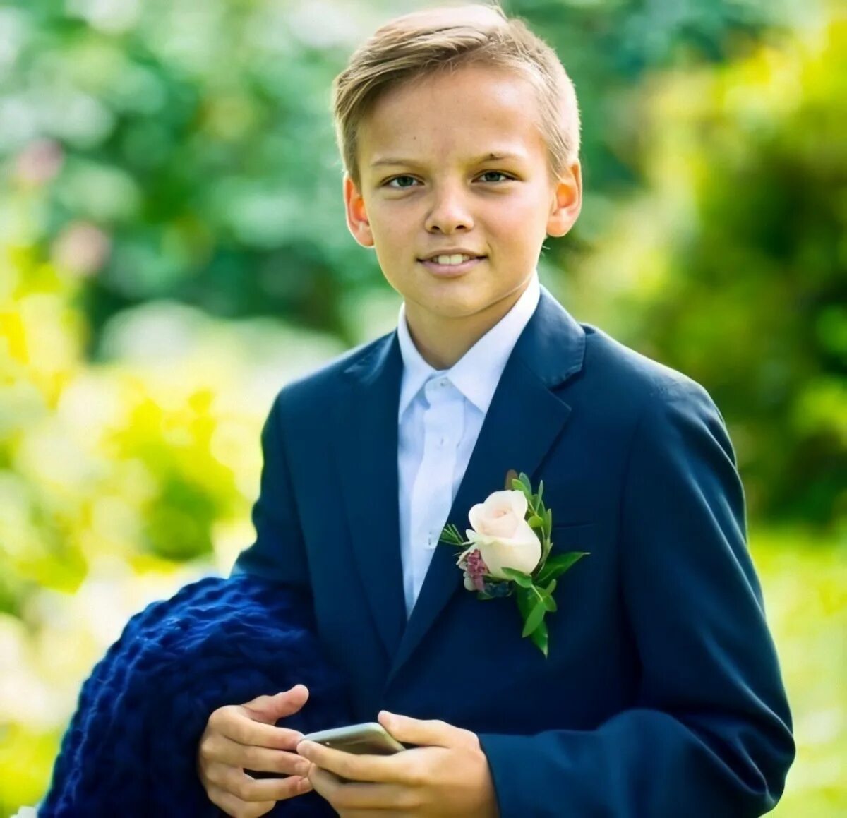 Компьютер для школьника. Умный мальчик в очках. Младшие школьники. Школьная форма для мальчиков дольче габбана. Самый популярный школьник.