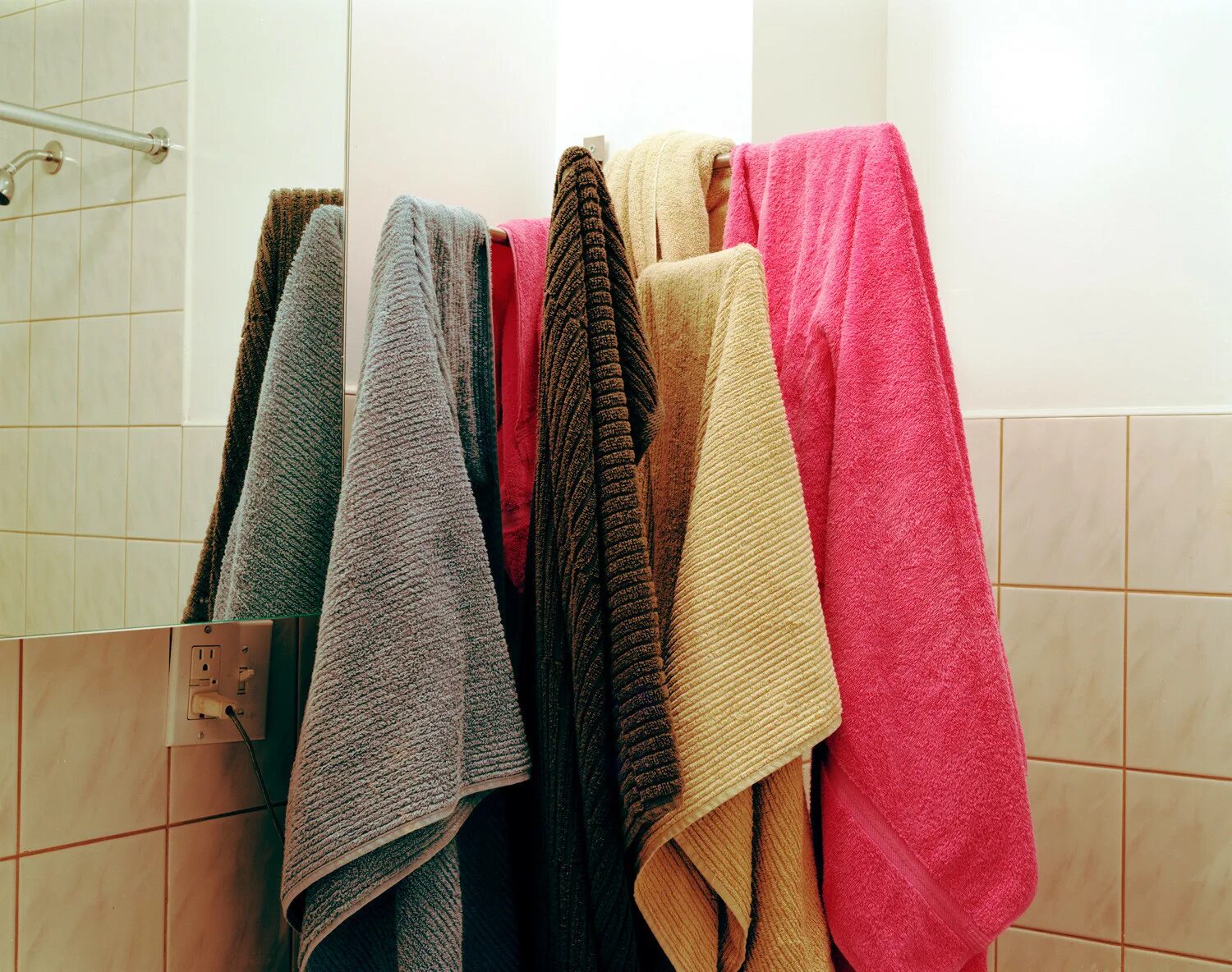 4 несколько полотенцев. Полотенца в ванной. Полотенца и халаты в ванной комнате. Куча полотенец. Много полотенец.