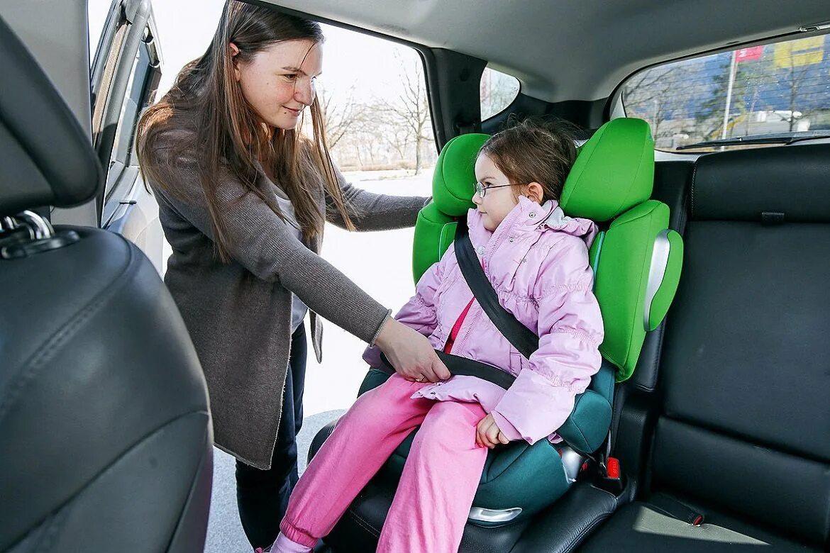 детское переднее сиденье. детский кресло для автомобиля. детское кресло на переднем сиденье автомобиля. кресло для перевозки детей в автомобиле. детское кресло в машину.