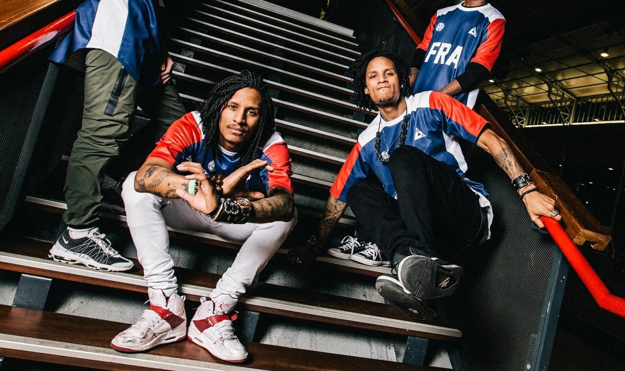 Двойняшки мальчики. Twins фото. Twins in christmas with their parents. Фотосессия двойняшек. Новорожденные близнецы.