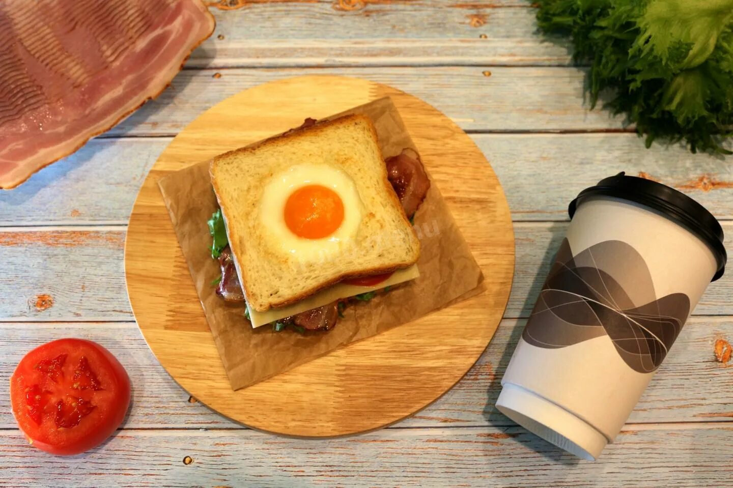 Тост с яичницей. Сэндвич из яичницы. Яичница в хлебе с беконом. Тост с яйцом.