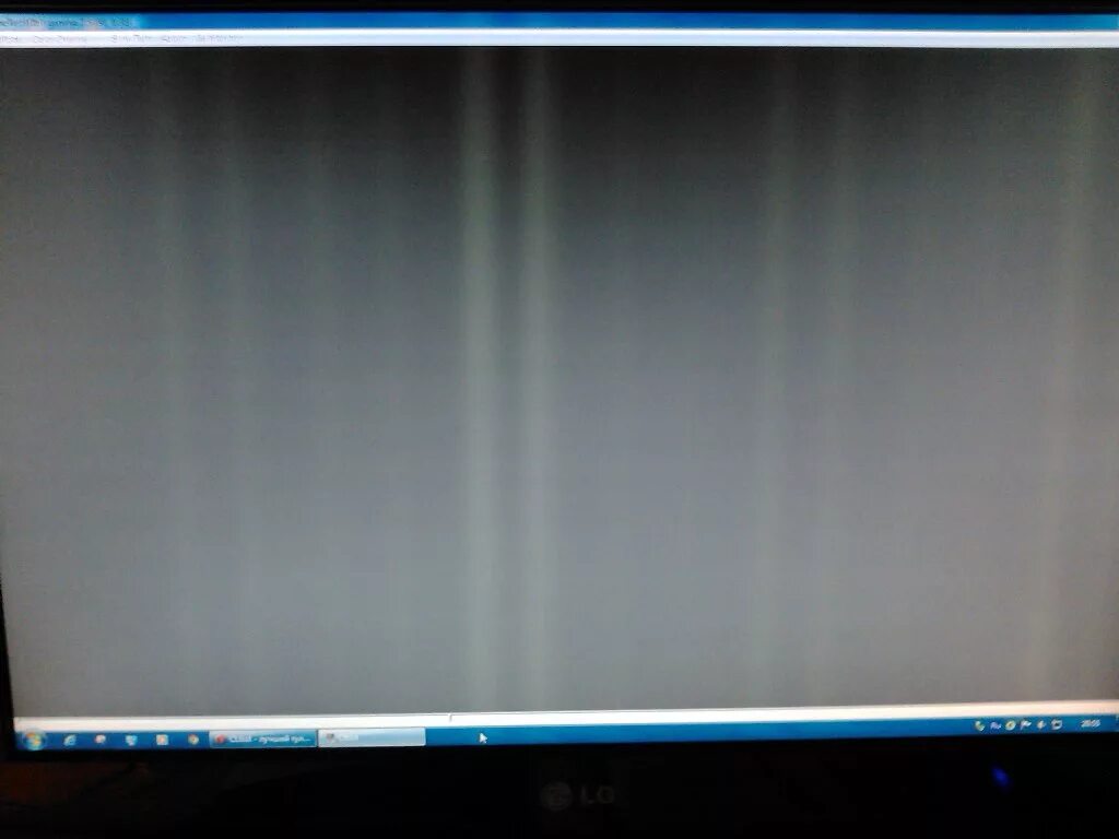 Монитор BENQ вертикальные полосы. Горизонтальные полосы на мониторе. Светлые полосы на мониторе. Вертикальные серые полосы на мониторе.
