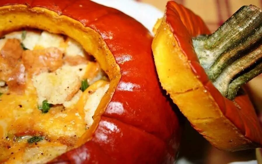 Тыква с овощами в духовке рецепты. Тыква акорн фаршированная мясом. тыква фаршированная курицей. тыква капитошка фаршированная. курица фаршированная тыквой в духовке.