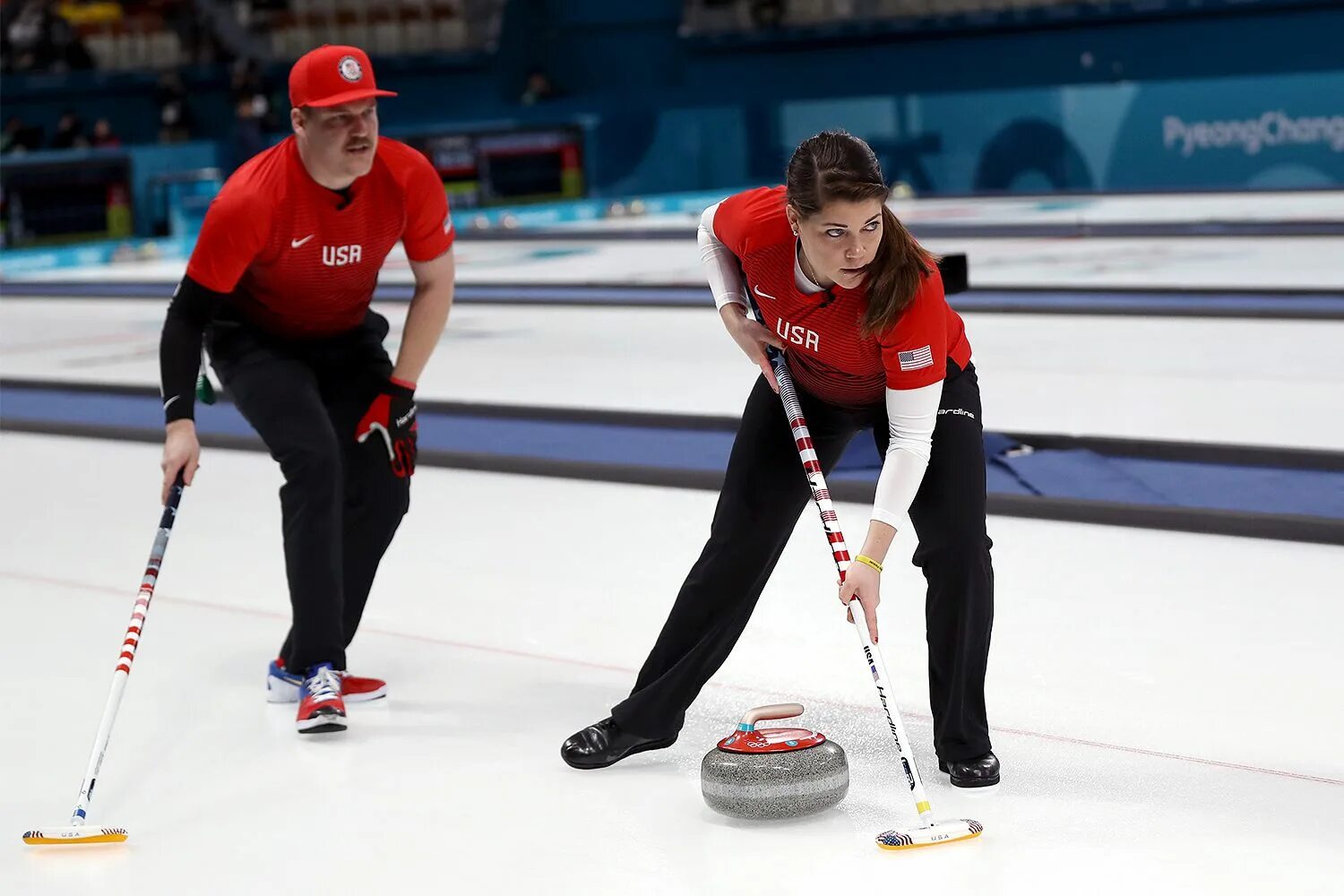 Curling stream. Керлинг спорт. Керлинг на коньках. Зимние виды спорта керлинг. Керлинг инвентарь.