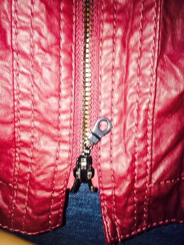 Приспособление для установки заклепок на куртку. Расстегивается молния на джинсах. Кнопка на одежде расстегивается. Потайная пуговица. Застежки джинсов.