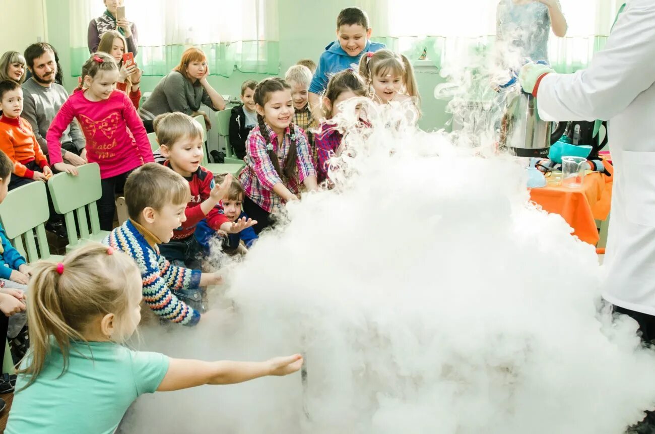 Шоу профессора крио. Крио шоу. Крио мороженое шоу. Аниматор вылила азот. Аниматор вылила азот.