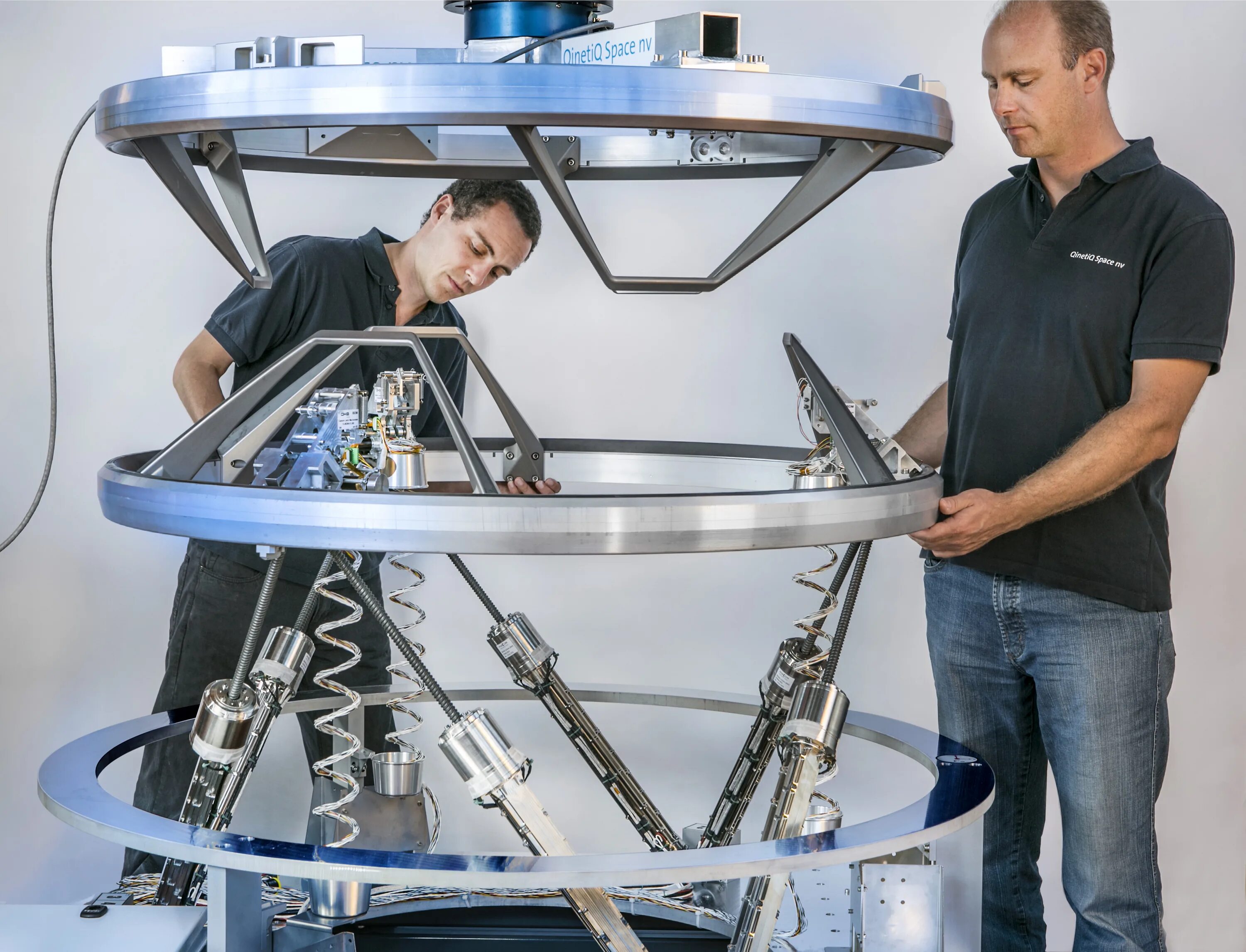 Docking system. Исследования антигравитации. docking фото. kurs spacecraft docking system. космический корабль дрим чейзер.
