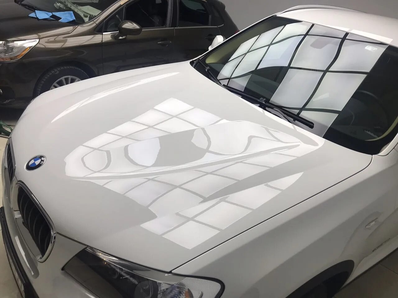 Белые капоты. Жидкое стекло на белой машине. Керамика на белом авто. Керамика на белой машине. Керамическое покрытие белого авто.