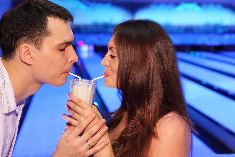 Пара пьет коктейль. 2 человека и 1 стакан. 2 человека и 1 стакан. 2 человека и 1 стакан. Две трети стакана.