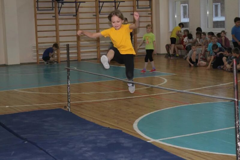 Вертикальные прыжки. Прыжки в высоту в школе техника. Прыжок через планку ножницами. Прыжки через перекладину. Прыжки в высоту с разбега в школе.
