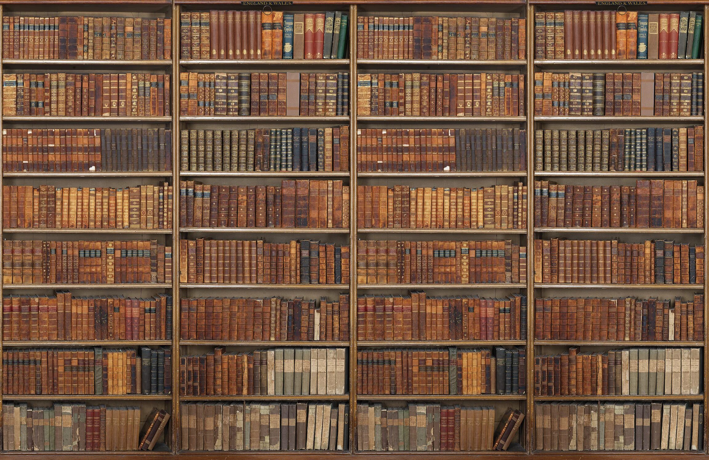 Compiled library. Старинный шкаф с книгами. Старинный стеллаж с книгами. Старинные книжные полки. Текстура шкафа с книгами.