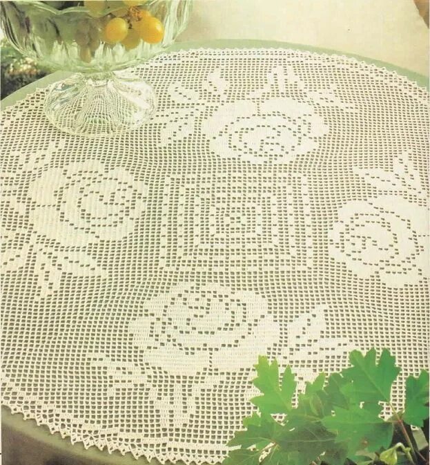 Филейная техника вязания крючком салфетка. Круглая скатерть филейная. Скатерть в филейной технике. Скатерть в технике филейного вязания. Скатерть крючком.