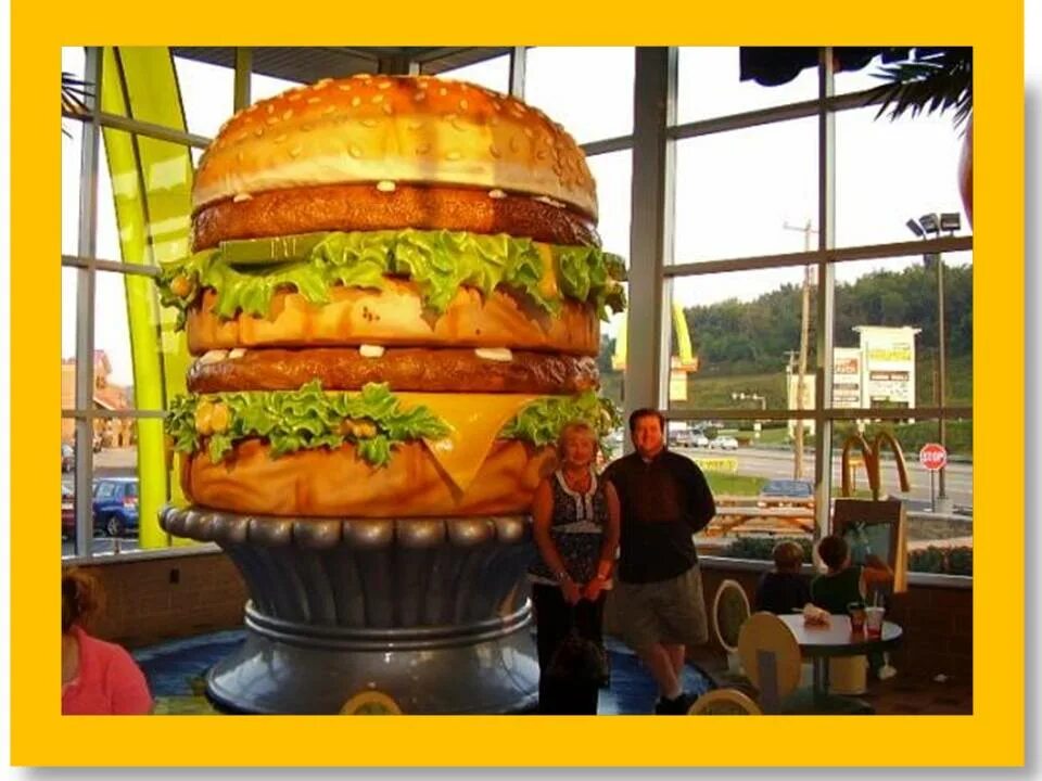 С неба падает гигантская еда название. Самый большой бургер. Самый большой гамбургер в мире. Самый большой бургер в мире. Большой бургер в Америке.