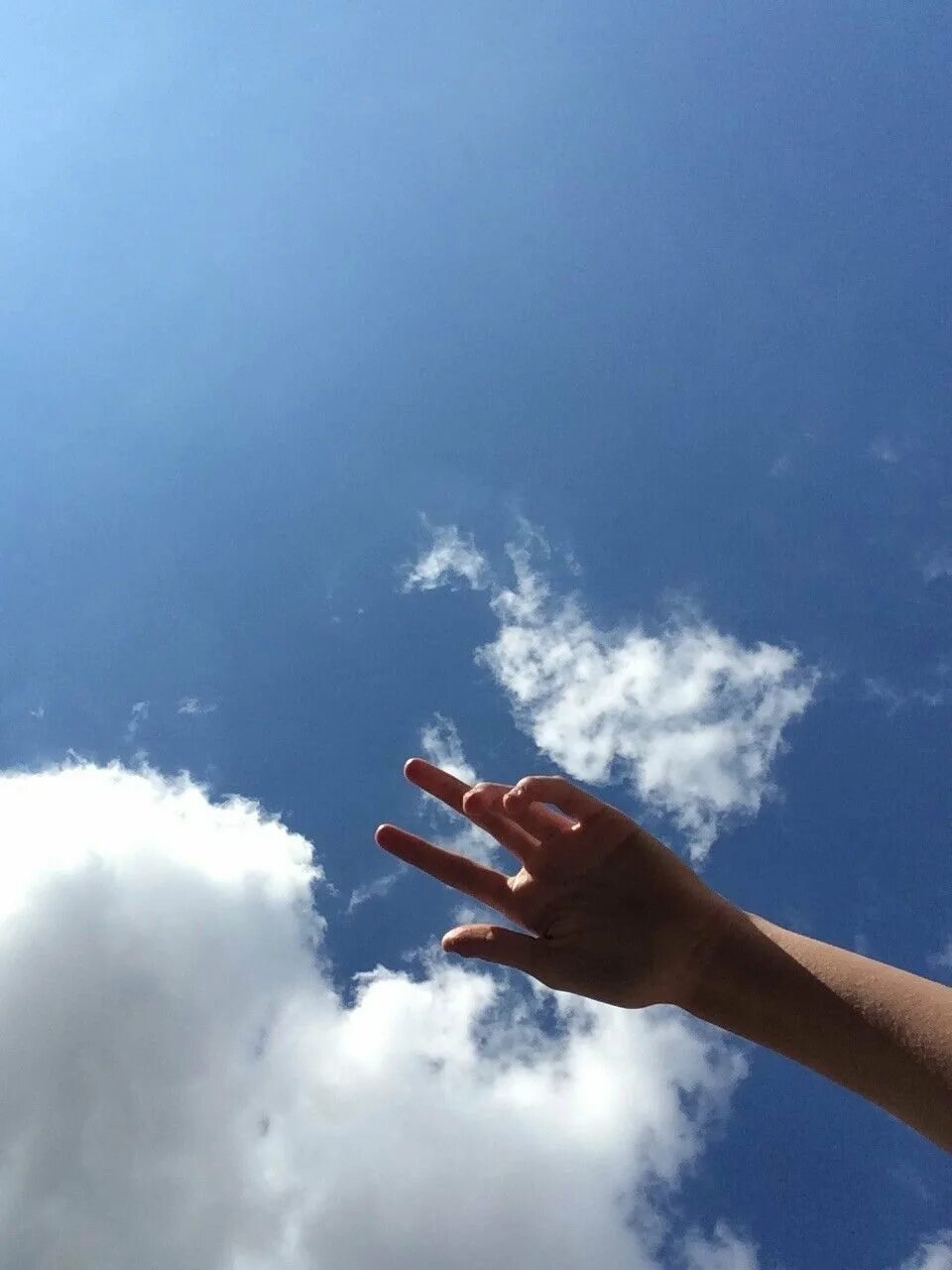 Небо на ладони голос. Руки к небу. Руки к небесам. Облако в руках. Руки на фоне неба.