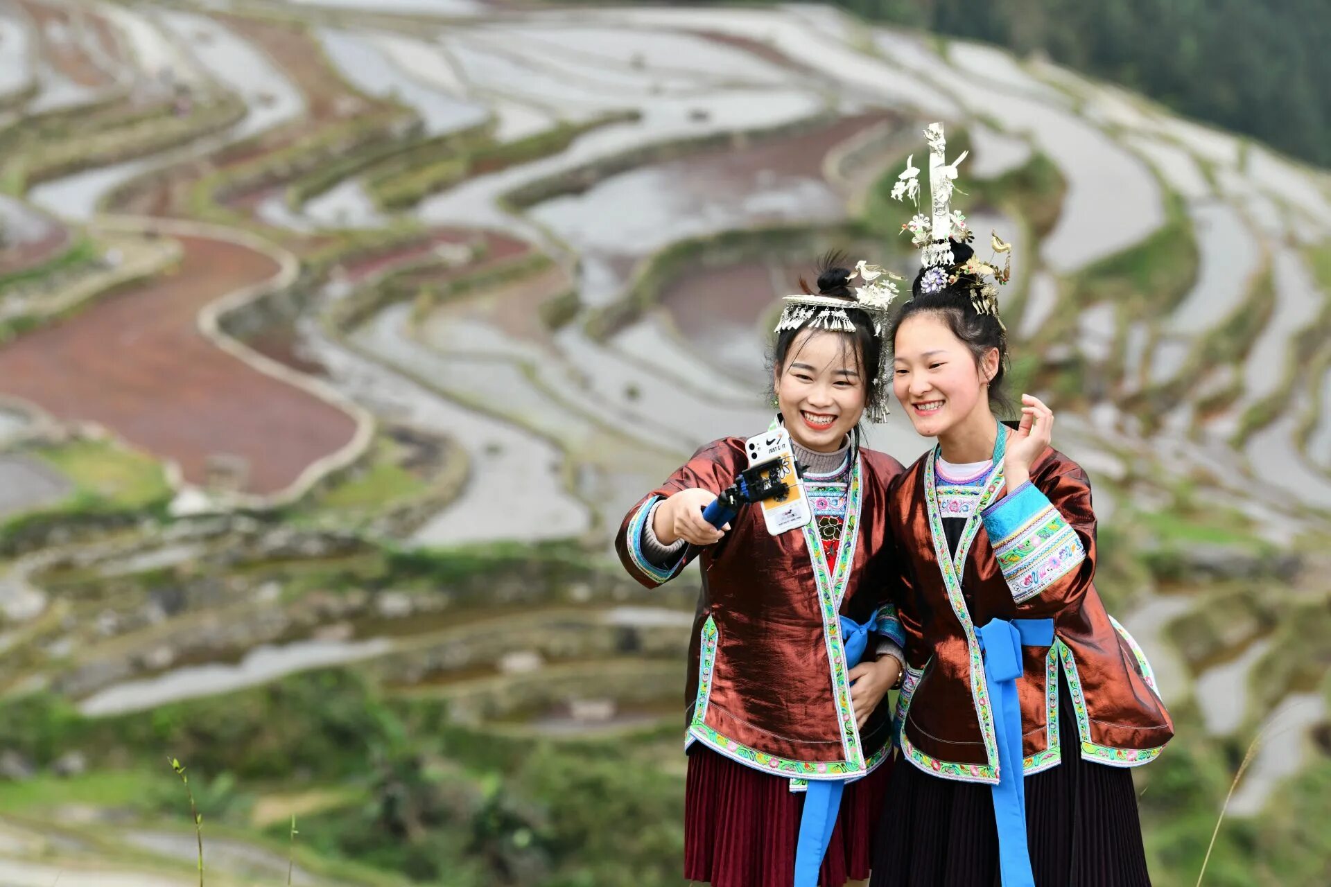 Хусни китай. Гуйчжоу Китай. Китай туризм. Культурный туризм в Китае. Туристы в Китае.