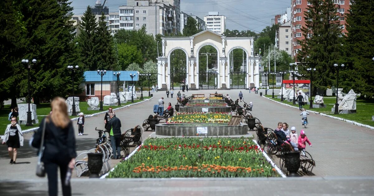 Центральный парк екатеринбурга назван в честь. Парк Маяковского Екатеринбург. Парк ЦПКИО Екатеринбург. Центральный парк культуры и отдыха имени Маяковского Екатеринбург. Парк Маяковского Екатеринбург район.