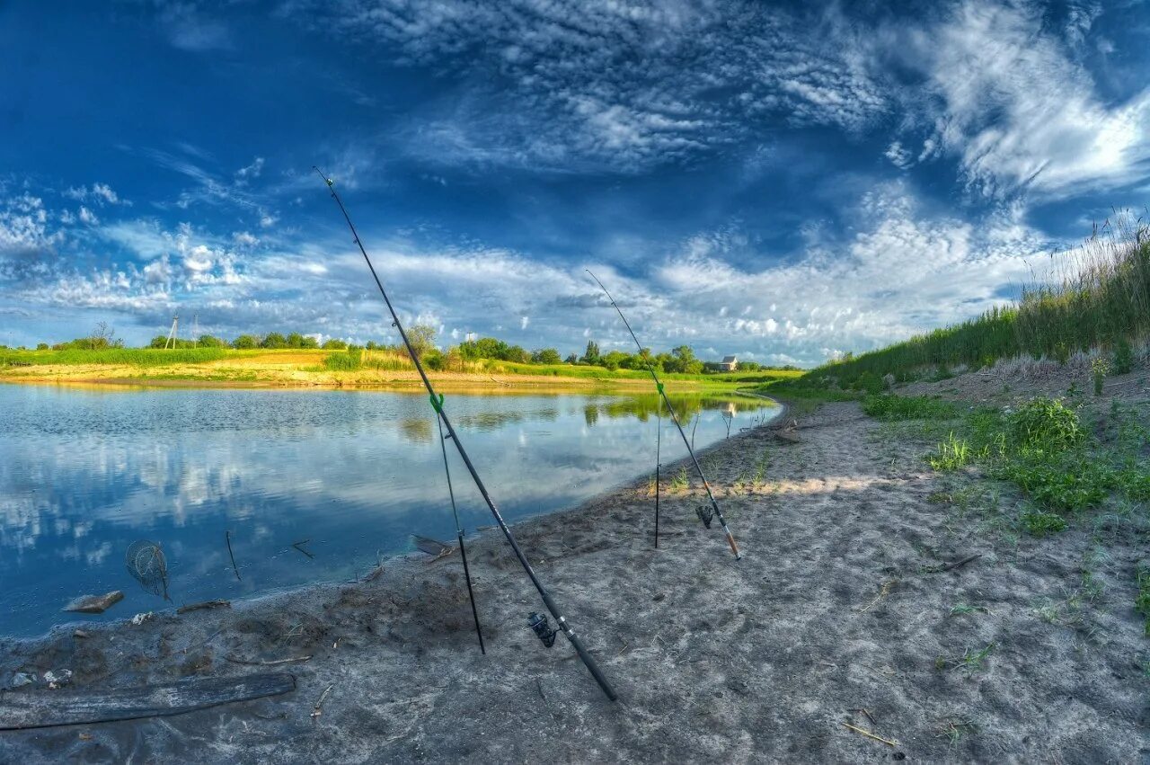 Природа рыбалка. Весенняя рыбалка. Озеро красивое и рыбалка. Рыбалка на озере.