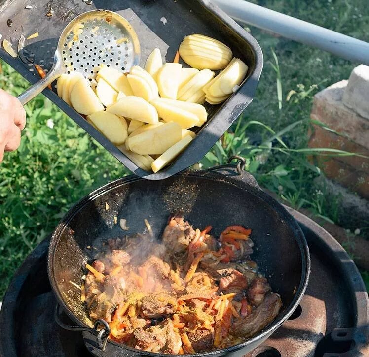 Казаны вкусно. Блюда на костре. Блюда в казане на костре. Блюдо для готовки на костре. Блюда на костре необычные.