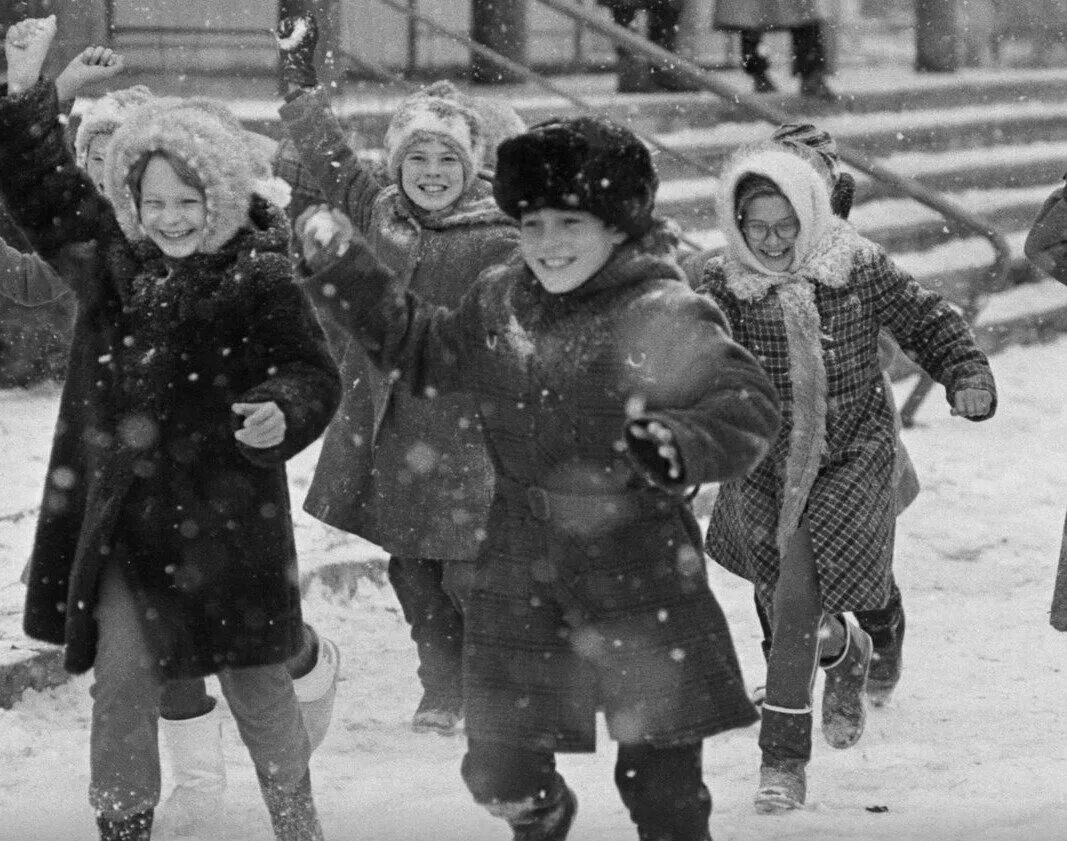 Советские дети зимой. Советское детство снежки. Детство СССР зима. Зимняя одежда советских детей.