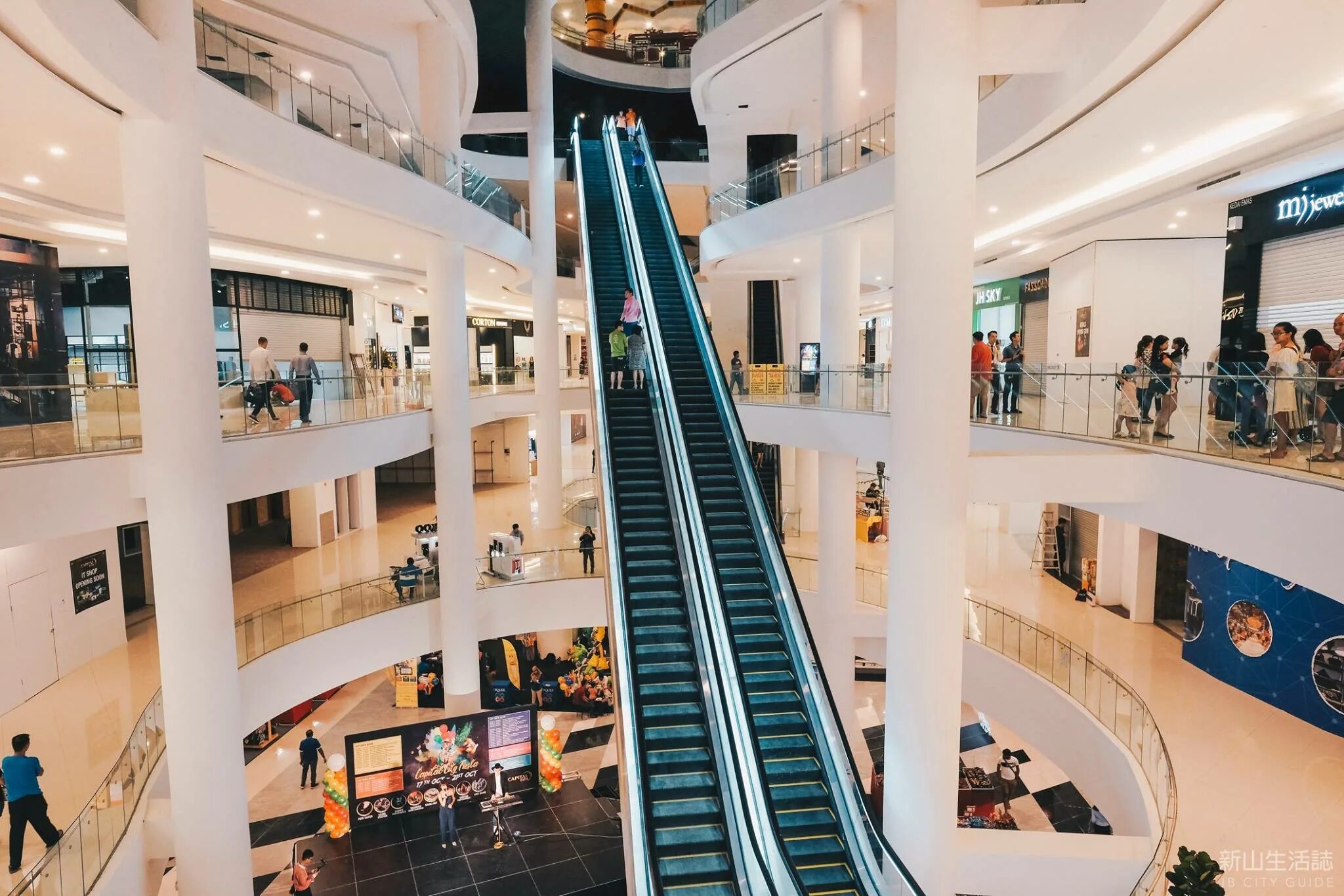 Мол центр. Capital mall улан удэ. региональный торговый центр. торговый центр в малайзии. shopping mall.