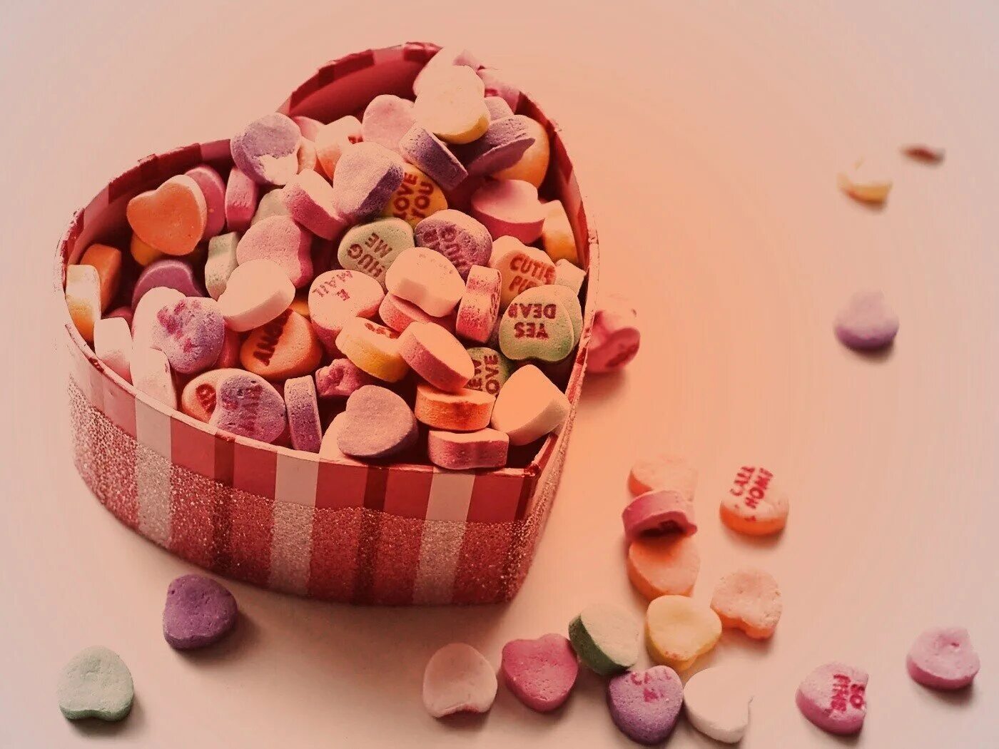 Сладкие конфеты купить. Красивые сладости. Конфеты сердечки. Форма для конфет "сердца". Сердце со сладостями.