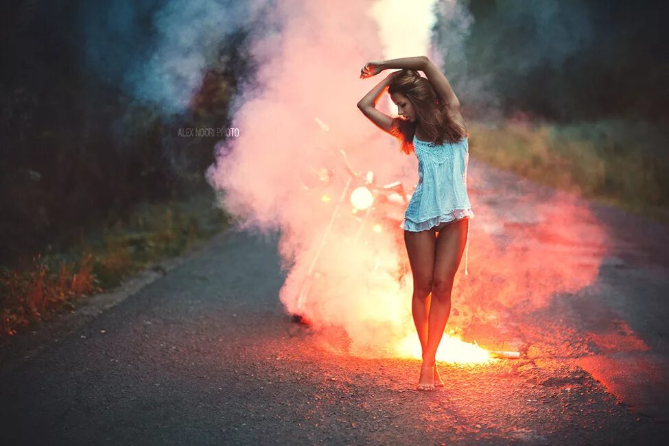 Я ловлю огнем. Фотосессия с дымовой шашкой. Девушка в дыму. Девушка в Цветном дыму. Фотосет с цветным дымом.