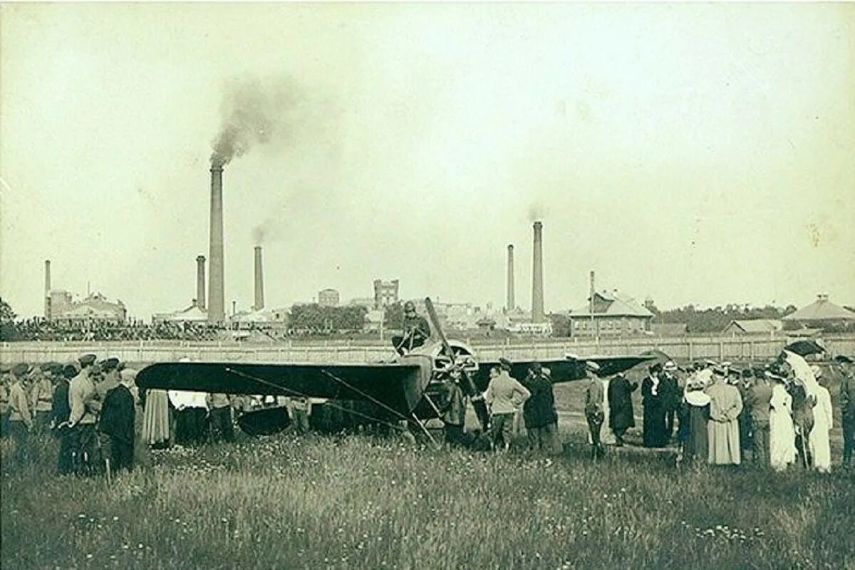 Тверь 100 лет назад. Место первого Саратовского аэродрома в 1912 году. Омск начала XX века аэродром. 1911 Год первый аэродром России. Тверь 1 мая