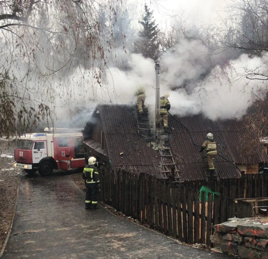 Пожар в санкт-петербурге сегодня на васильевском. Пожар. Г остров пожар. Остров мечты пожар. Горящая квартира.