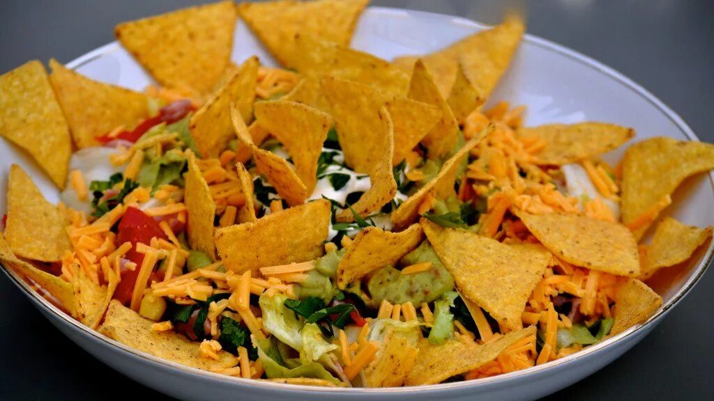 Салат с морковкой и чипсами рецепт. Салат чафан огни парижа. Салат с корейской морковью. Салат с чипсами и курицей. Салат с чипсами начос.