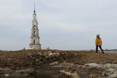Знаменитая 60 метровая падающая колокольня в городе